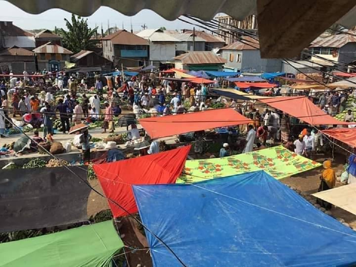 পটুয়াখালীতে সামাজিক দূরত্ব মানছেন না অনেকেই