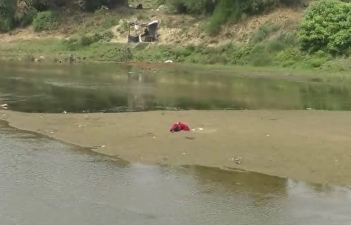 ফেনী নদীর নো ম্যান্স ল্যাণ্ডে ৩ দিন ধরে আটকা মানসিক ভারসাম্যহীন নারী