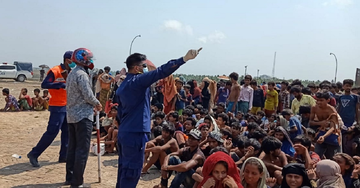টেকনাফে আটক রোহিঙ্গাদের ইউএনএইচসিআর’র কাছে হস্তান্তর