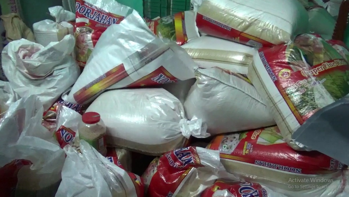 আওয়ামী লীগ নেতার বাড়ি থেকে ২৫০০ কেজি ত্রাণের চাল জব্দ