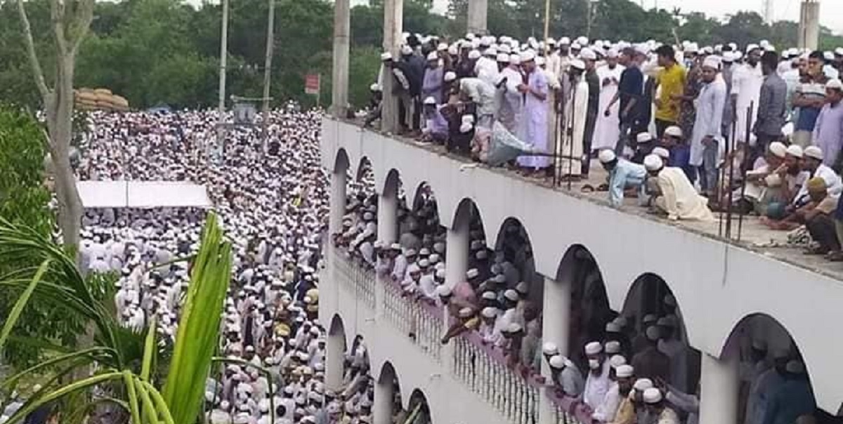 লকডাউন উপেক্ষা করে মাওলানা আনসারীর জানাজায় মানুষের ঢল