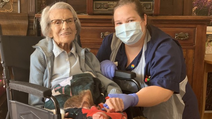 ১০৬ বছরের বৃদ্ধার কাছে হার মানল করোনা