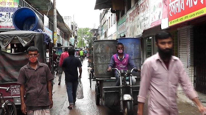 লকডাউন উপেক্ষা করেই রংপুর মহানগরীতে মানুষের সমাগম