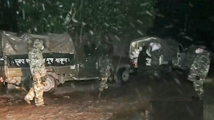 তুমুল বৃষ্টি উপেক্ষা করে অসহায় মানুষের পাশে সেনাবাহিনী