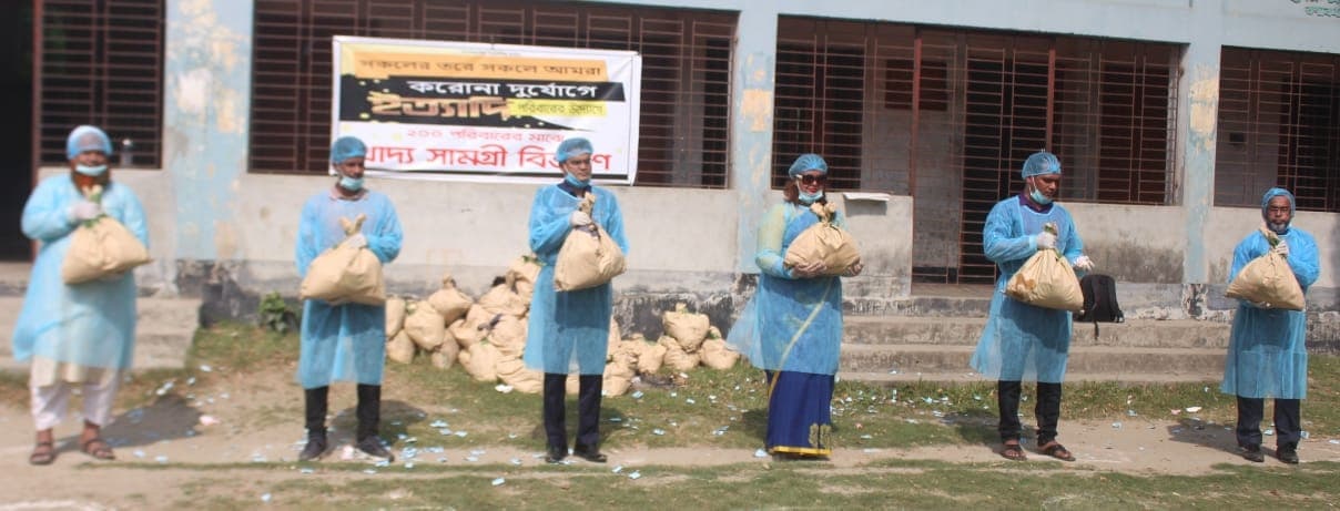 ‘ইত্যাদি’র উদ্যোগে নিয়ম মেনে ত্রাণ বিতরণ
