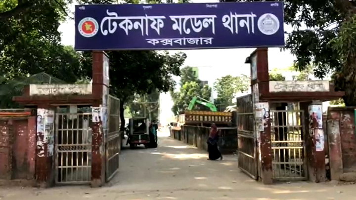 টেকনাফে বন্দুকযুদ্ধে নিহত ২, জব্দকৃত মাইক্রোবাসে আগুন