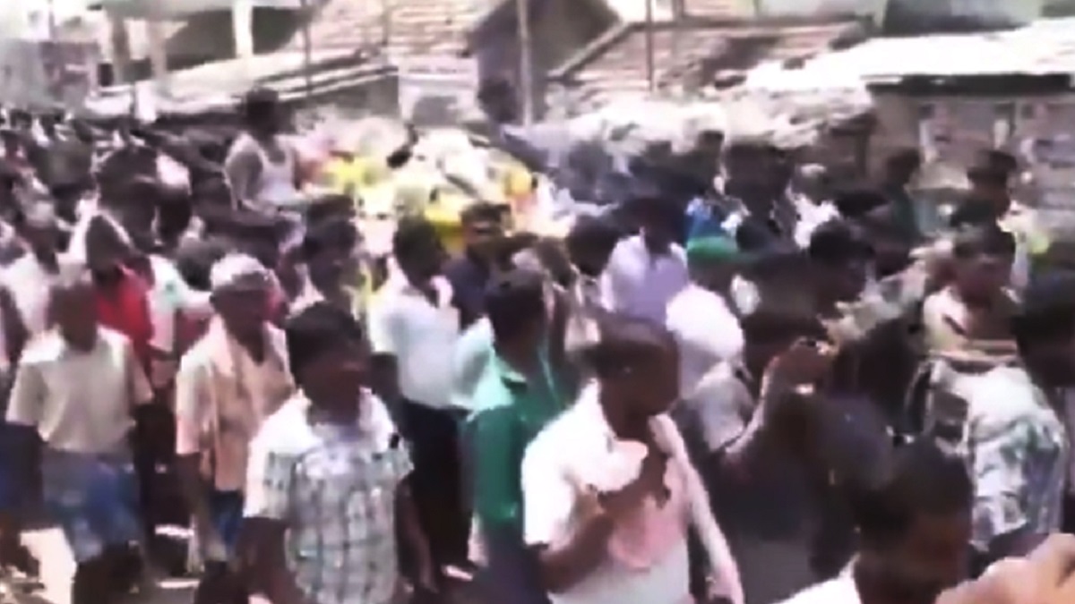 লকডাউন উপেক্ষা করে ষাঁড়ের শেষকৃত্যে শত মানুষের ঢল