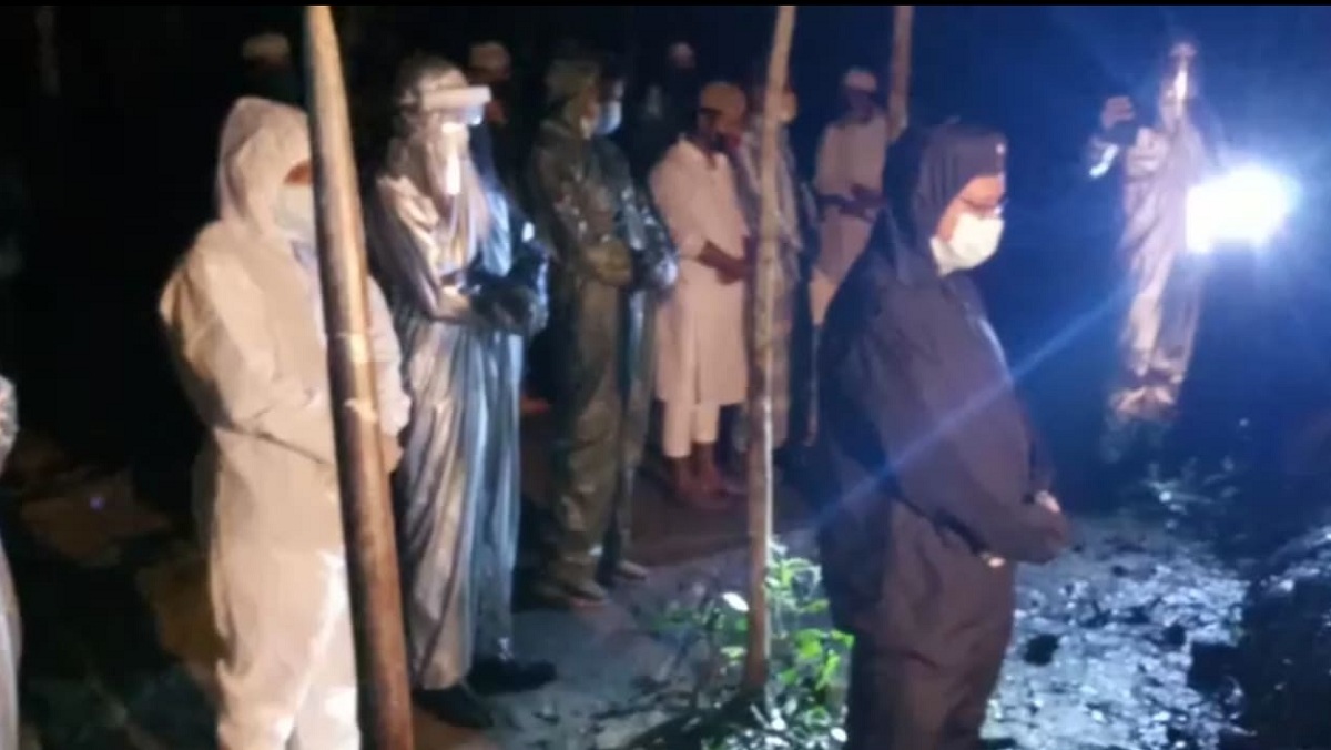 করোনায় মারা যাওয়া এসআই খালেকের দাফন; জানাজা পড়ালেন এমপি করোনায় মারা যাওয়া এসআই খালেকের দাফন; জানাজা পড়ালেন এমপি