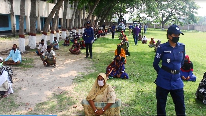 ঝিনাইদহে দরিদ্র মানুষের মাঝে জেলা পুলিশের খাদ্যসামগ্রী বিতরণ