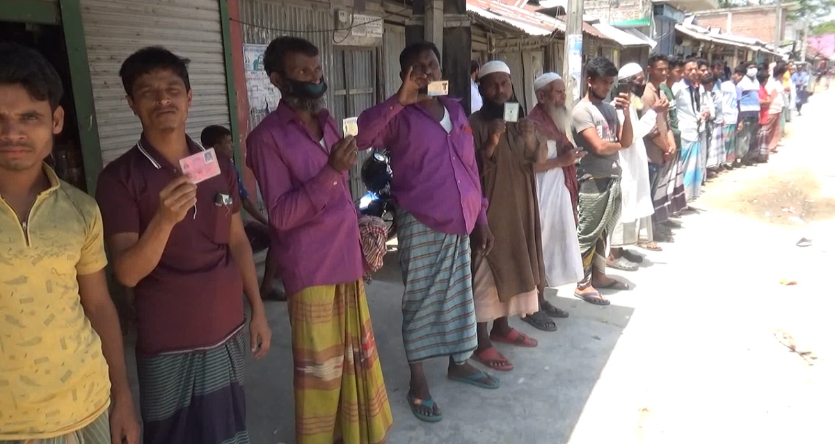 চেয়ারম্যান চাল কম দেওয়ায় জেলেদের মানববন্ধন