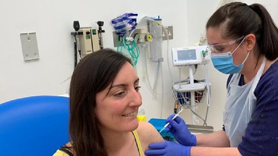 মানবদেহে করোনার টিকা পরীক্ষামূলক প্রয়োগ বিজ্ঞানীদের