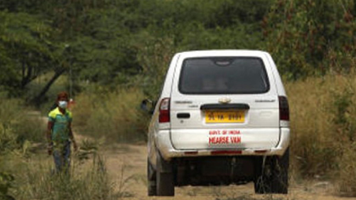 ২৭শ’ কিমি. পাড়ি দিয়ে অসুস্থ ছেলের কাছে মা