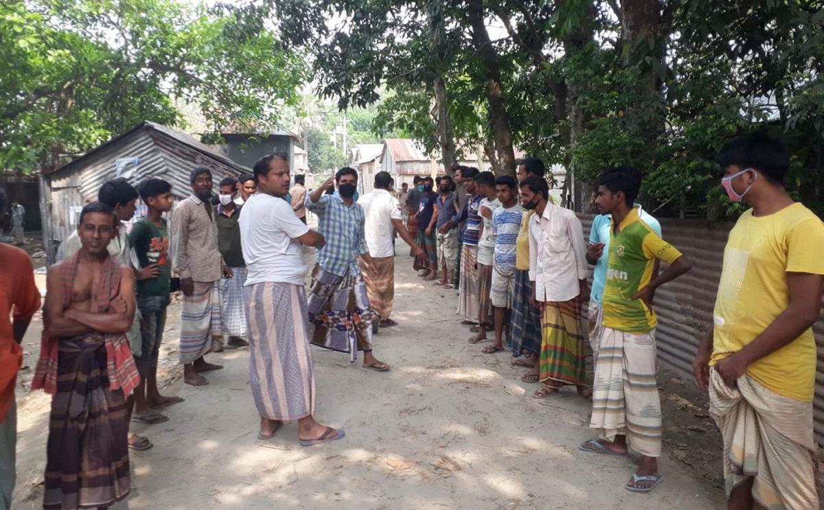 ত্রাণ আত্মসাৎ, চেয়ারম্যানের বাড়ি ঘেরাও করে এলাকাবাসীর বিক্ষোভ