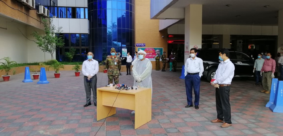 পিপিই পরে করোনা চিকিৎসাসেবা পরিদর্শন করলেন স্বাস্থ্যমন্ত্রী