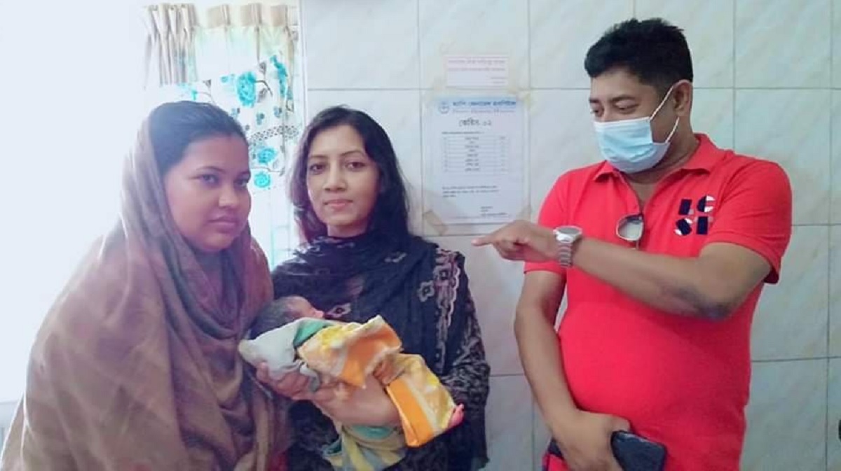 হাসপাতালে জায়গা না পেয়ে থানায় গর্ভবতী, পুলিশের মানবিকতায় মুখ দেখলেন সন্তানের