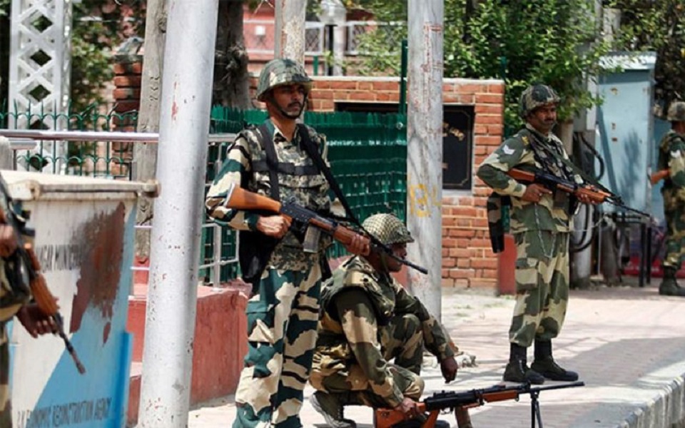 কাশ্মিরে বিদ্রোহীদের হামলায় ২ বিএসএফ সদস্য নিহত, অস্ত্র ছিনতাই