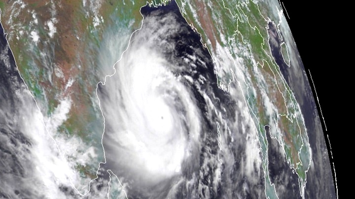 প্রবল বেগে এগোচ্ছে ঘূর্ণিঝড় ‘আম্পান’ ঘূর্ণিঝড় 'আম্পান': মোংলা ও পায়রা সমুদ্র বন্দরে ১০ নম্বর মহাবিপদ সংকেত