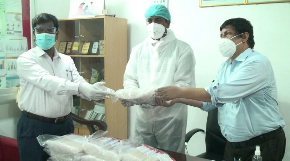 নাটোরে সিভিল সার্জনের কাছে এক হাজার কিট হস্তান্তর