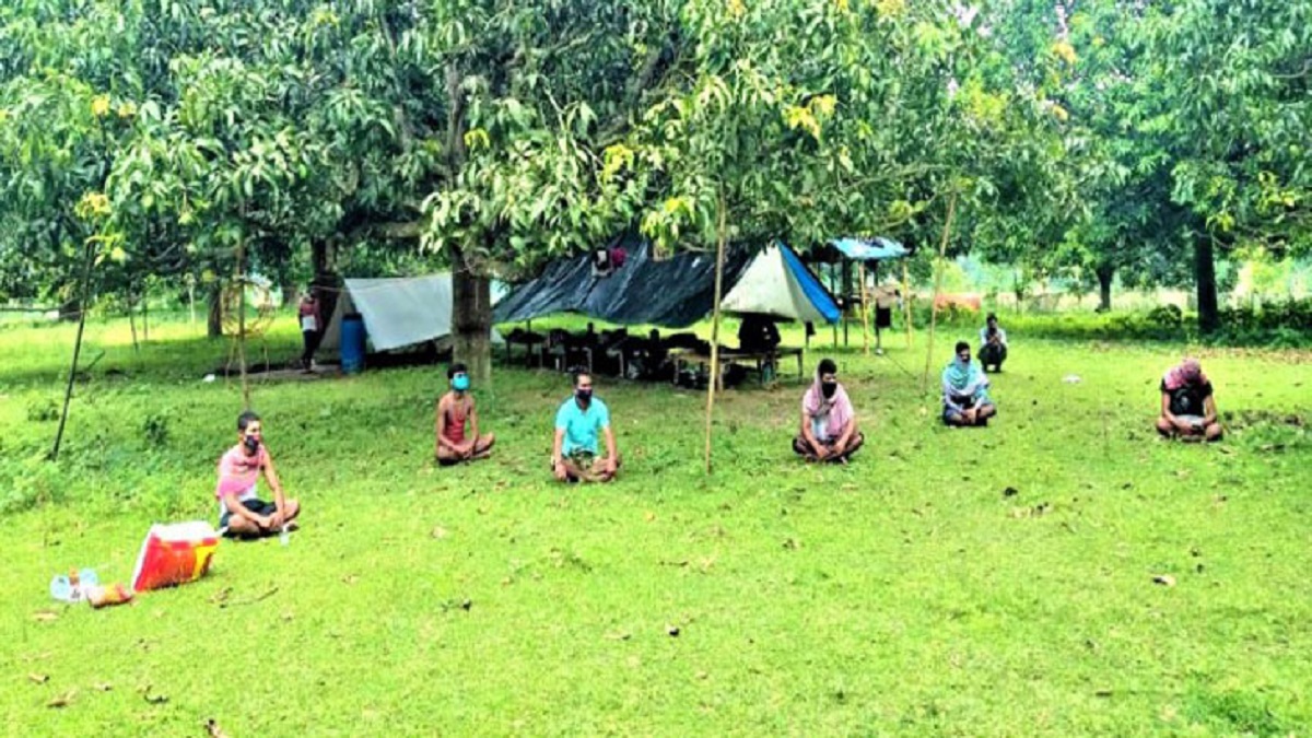 গ্রামবাসীর সুরক্ষায় আমবাগানে কোয়ারেন্টাইনে ৯ যুবক