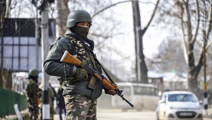 জম্মু-কাশ্মিরে বিশেষ মর্যাদা বাতিলের বর্ষপূর্তি, কারফিউ জারি!