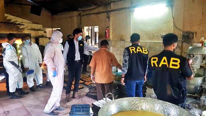 টাঙ্গাইলে অস্বাস্থ্যকর পরিবেশে খাদ্য তৈরি: ৫ ফ্যাক্টরি মালিককে জরিমানা
