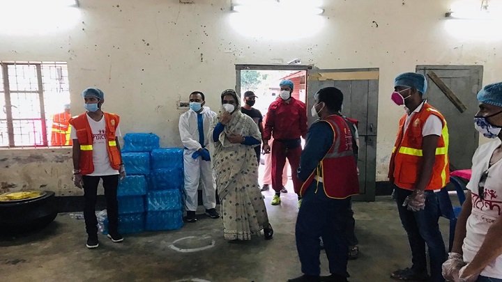 বিদ্যানন্দের রান্নাঘরে হঠাৎ শিক্ষামন্ত্রী বিদ্যানন্দের রান্নাঘরে হঠাৎ শিক্ষামন্ত্রী