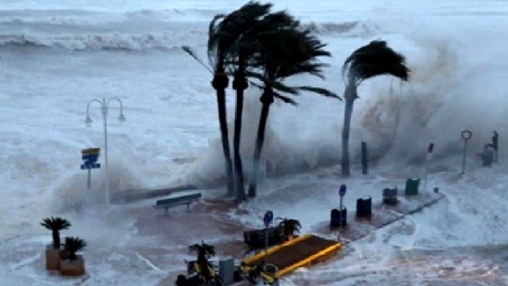 পশ্চিমবঙ্গ ও উড়িষ্যায় আম্পানের তাণ্ডব শুরু