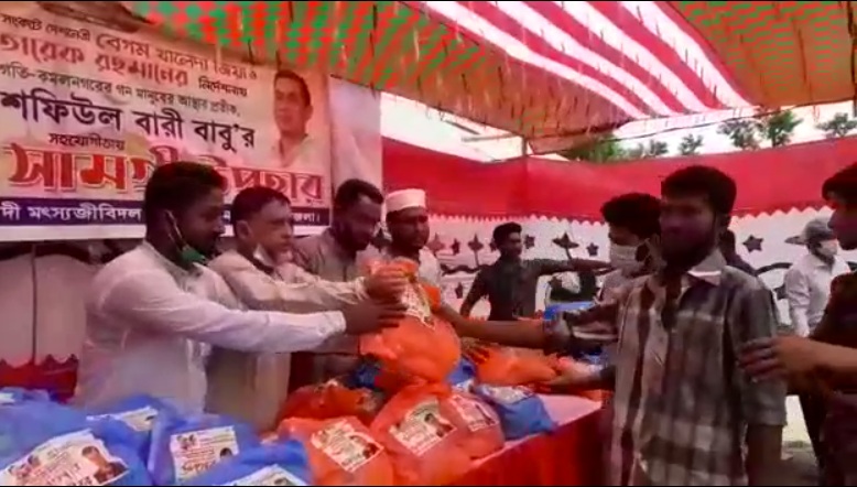 অসহায় পরিবারের মধ্যে মাছ-সবজি ও ঈদ উপহার বিতরণ স্বেচ্ছাসেবক দল সভাপতির