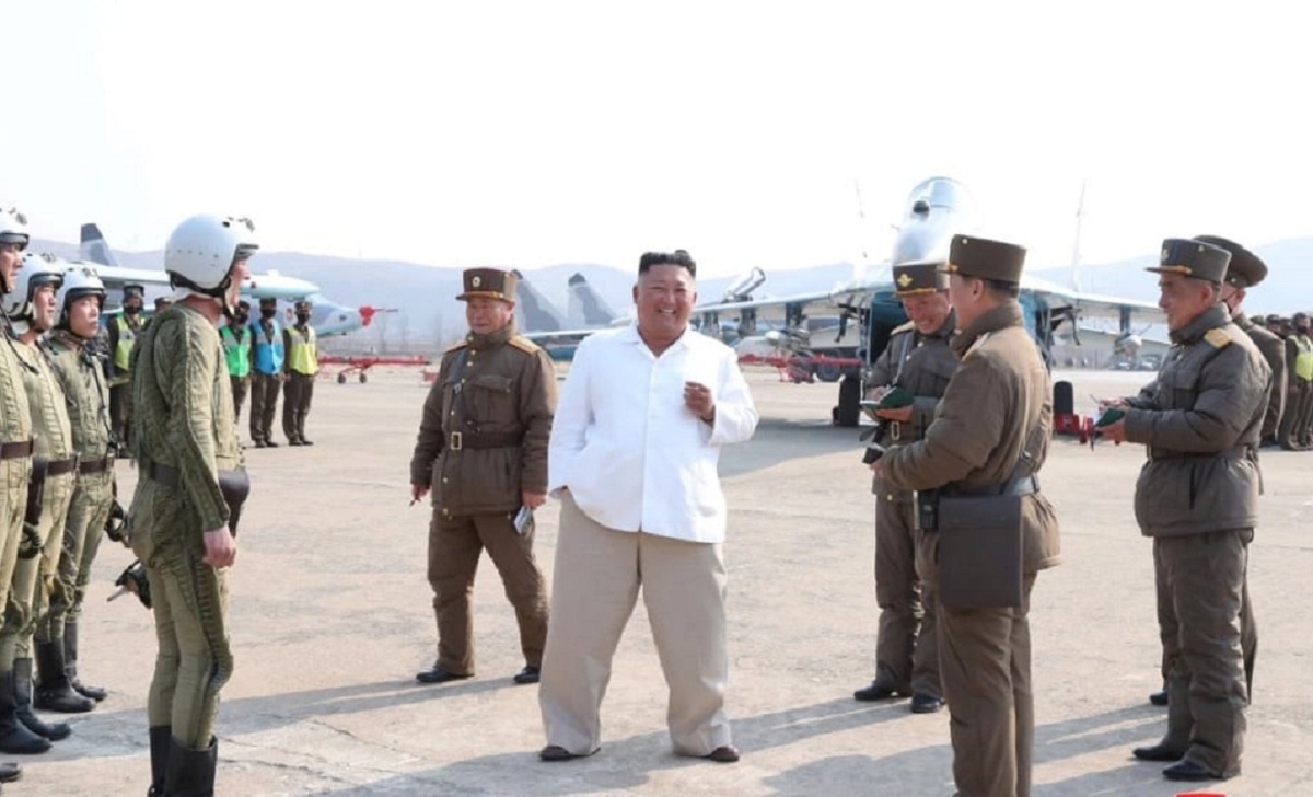 সব জল্পনা উড়িয়ে দিয়ে প্রকাশ্যে এলেন কিম সব জল্পনা উড়িয়ে দিয়ে প্রকাশ্যে এলেন কিম।