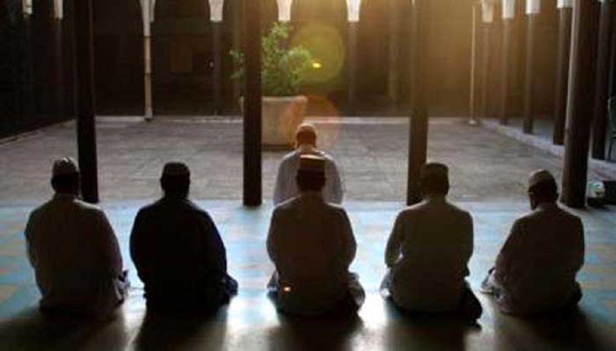শারীরিক দূরত্ব মেনে কাল থেকে মসজিদে নামাজ আদায় করা যাবে