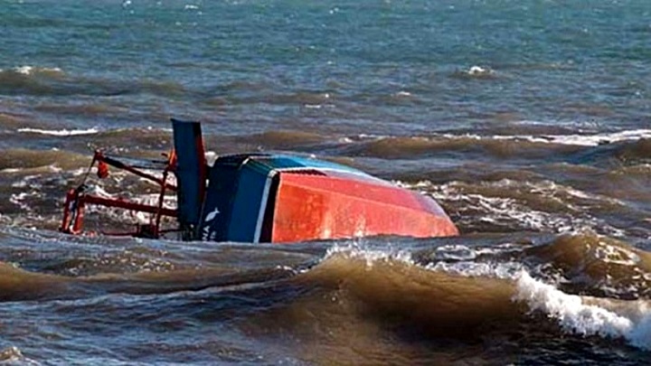 পদ্মার পাটুরিয়া ঘাটে যাত্রী বোঝাই ট্রলার ডুবি