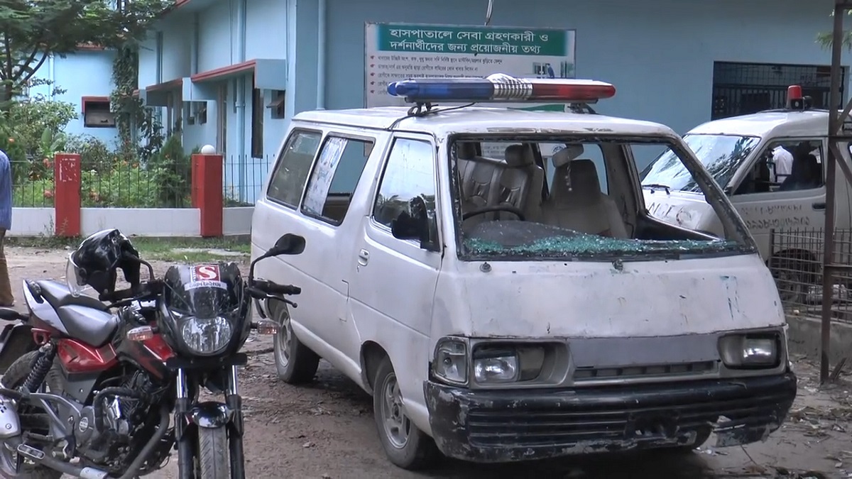 জরুরি বিভাগসহ ৬ অ্যাম্বুলেন্স ভাঙচুর করলো চিকিৎসাধীন পুলিশ সদস্য