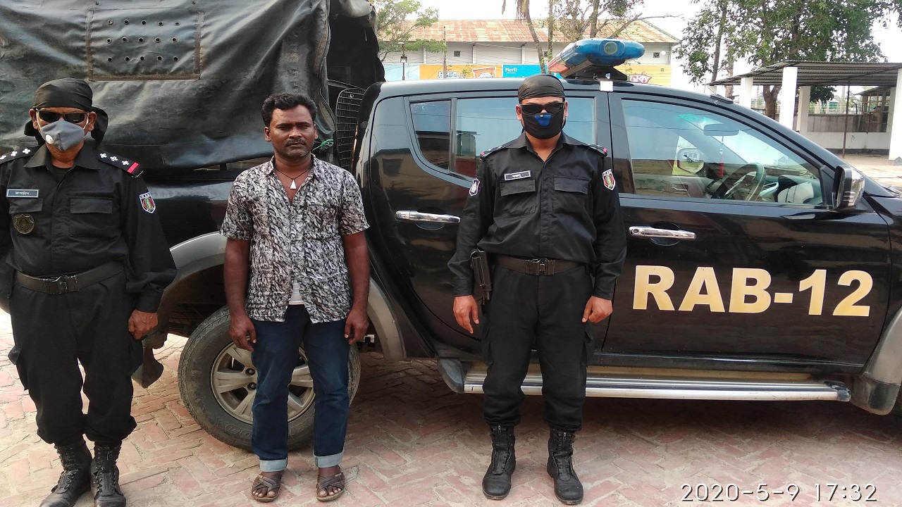 পাবনায় বন্দুক ও কার্তুজসহ সন্ত্রাসী গ্রেফতার