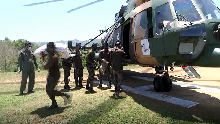 হেলিকপ্টারে করে দুর্গম জুরাছড়িতে ত্রাণ পৌছে দিলো সেনাবাহিনী