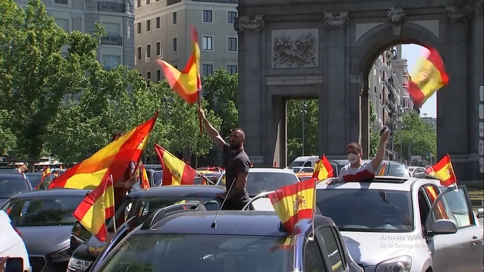 লকডাউন প্রত্যাহারের দাবিতে ইউরোপের বিভিন্ন দেশে বিক্ষোভ
