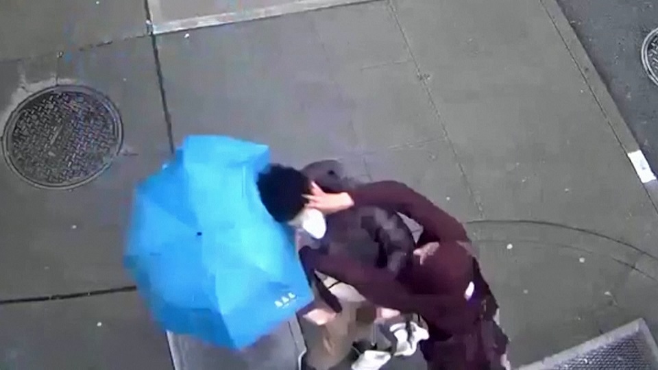 করোনার প্রকোপের মধ্যেই যুক্তরাষ্ট্রে, এশিয়ান বংশোদ্ভূতদের ওপর বেড়েছে বর্ণবাদী হামলা