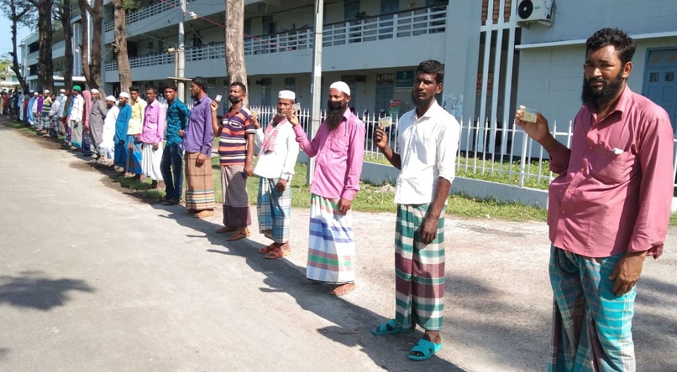 চাল না পেয়ে আ’লীগ নেতার বিরুদ্ধে ডিসির বাসার সামনে জেলেদের অবস্থান
