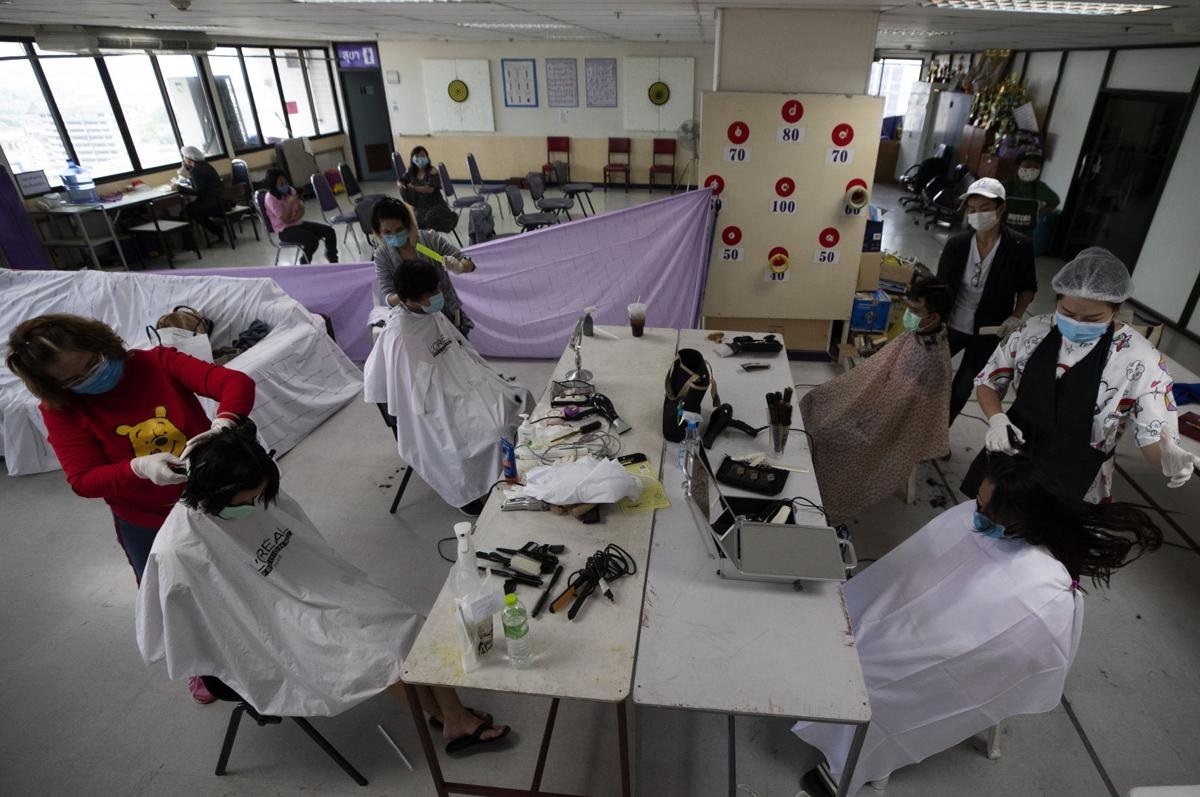 থাইল্যান্ডে হাসপাতাল ঘুরে ঘুরে চুল কেটে দিচ্ছেন একদল নাপিত