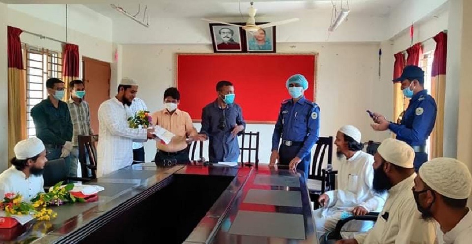 রাঙ্গাবালীতে করোনা জয়ী ভারতীয়সহ ৪জনকে ফুলেল শুভেচ্ছা ও চেক প্রদান