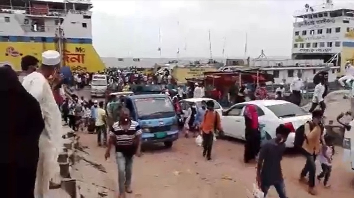 শিমুলিয়া-কাঁঠালবাড়ি নৌরুটে সীমিত আকারে ফেরি চলাচল করছে শিমুলিয়া-কাঁঠালবাড়ি নৌরুটে সীমিত আকারে ফেরি চলাচল করছে