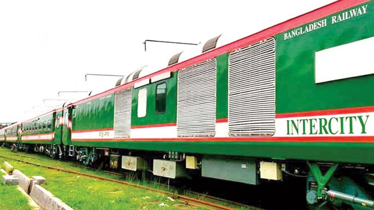 স্বাস্থ্যবিধি মেনে চাঁপাইনবাবগঞ্জ ছেড়ে গেল বনলতা এক্সপ্রেস