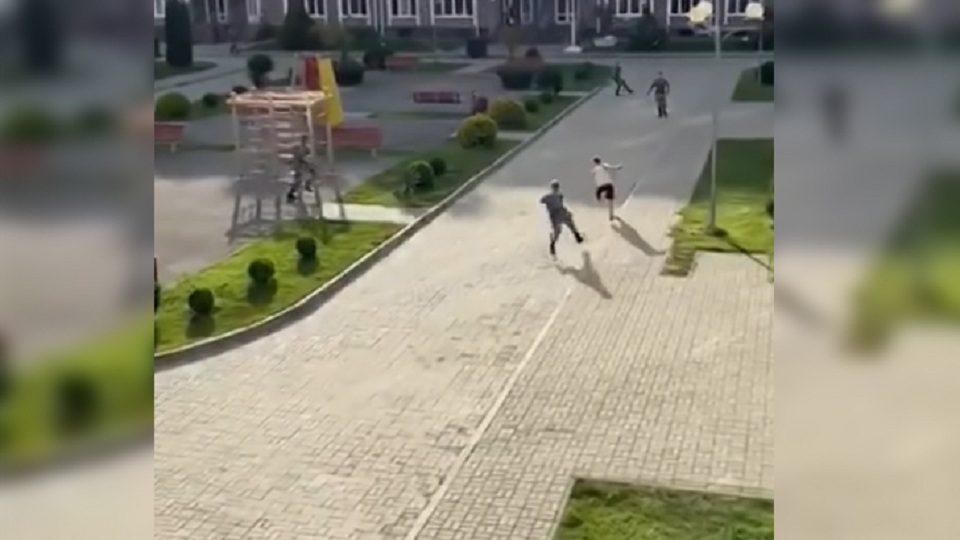 কোয়ারেন্টাইন থেকে পালাতে সর্বশক্তি দিয়ে দৌড়; ধরা খেয়ে কারাগারে যুবক (ভিডিও)