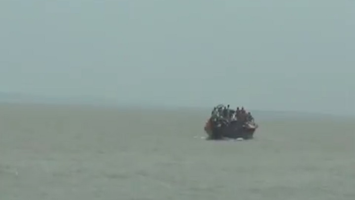 বৃষ্টির সময়ে পলিথিন নিয়ে টানাটানি, নৌকা ডুবে ৪ জন নিখোঁজ