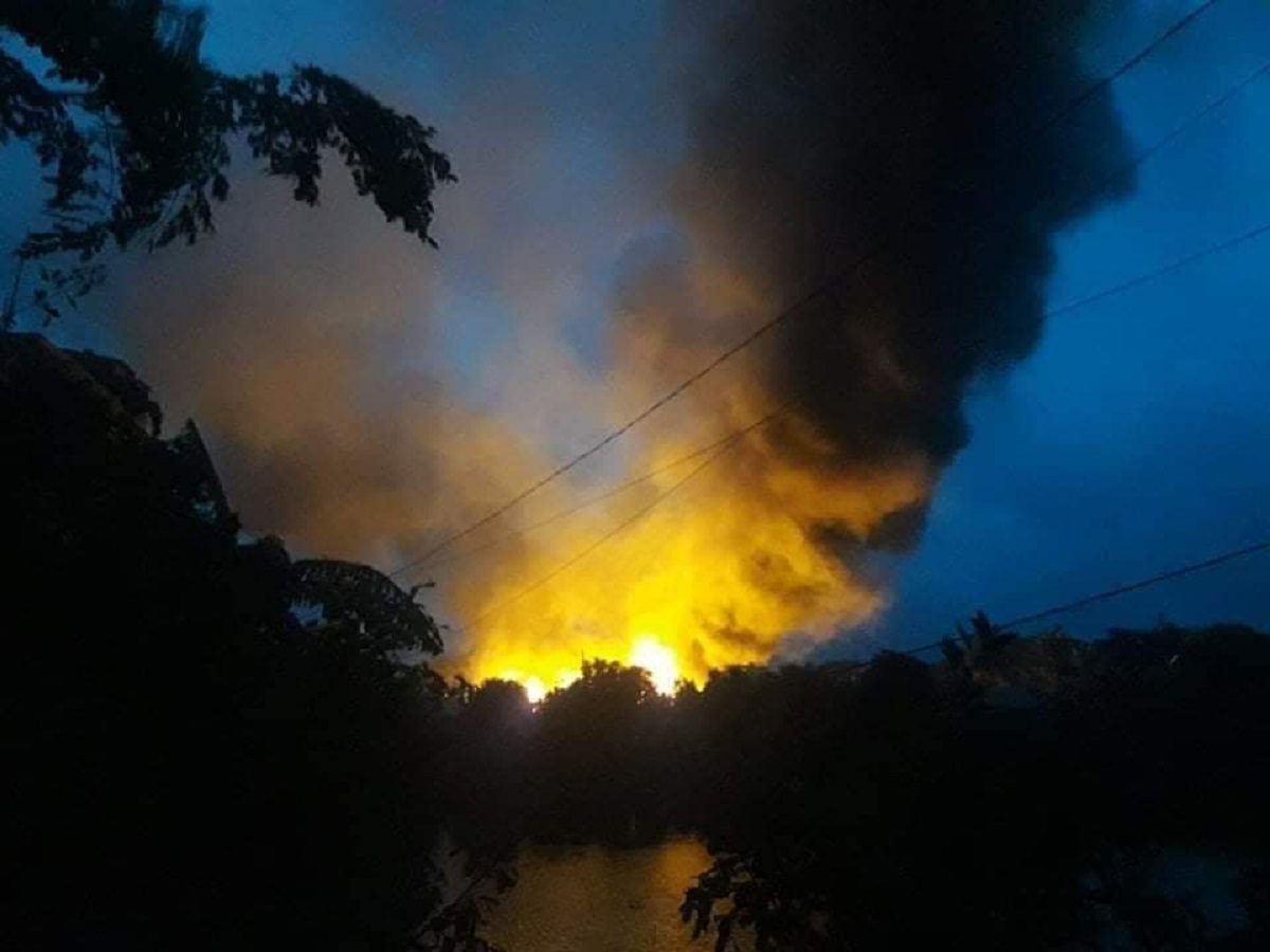 খুলনায় অগ্নিকাণ্ডে ৩৫ দোকান ভস্মীভূত খুলনায় অগ্নিকান্ডে ৩৫ দোকান ভস্মিভূত