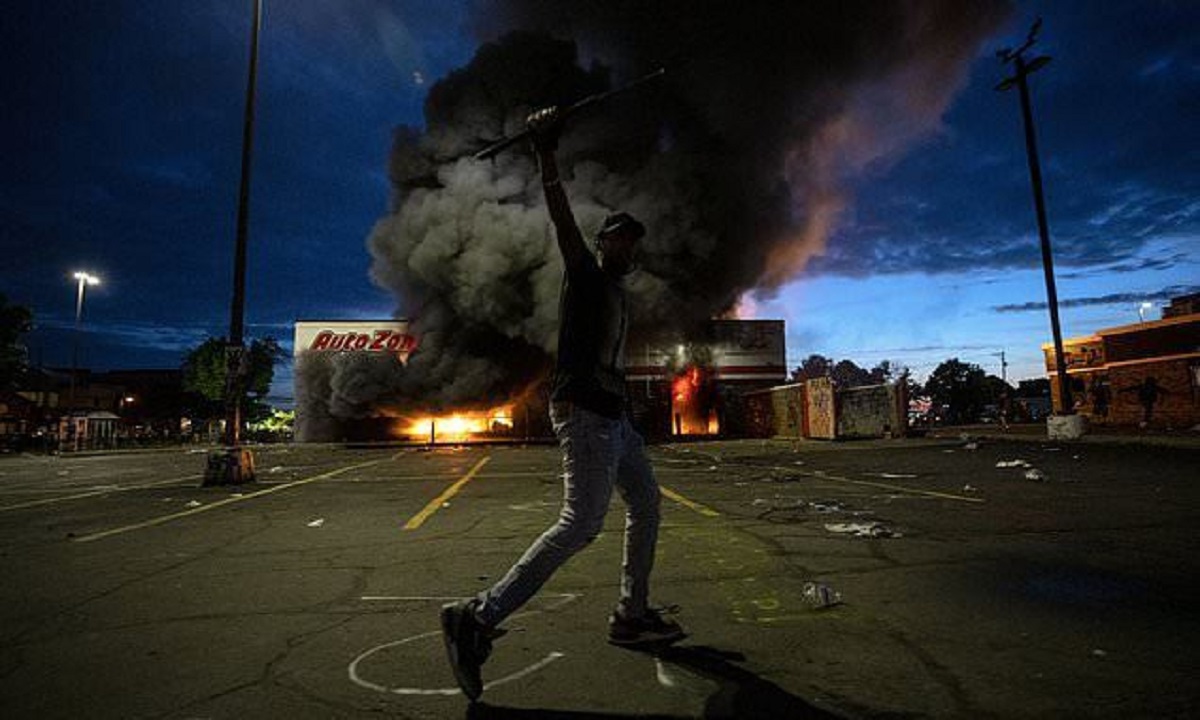 কৃষ্ণাঙ্গ হত্যার প্রতিবাদে যুক্তরাষ্ট্রে রাতভর বিক্ষোভ, পুলিশ স্টেশনে আগুন