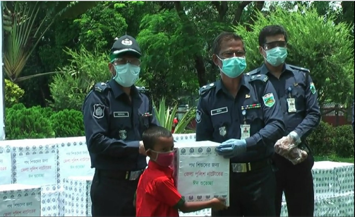 নাটোরে পথ-শিশুদের মাঝে পুলিশের ঈদ উপহার