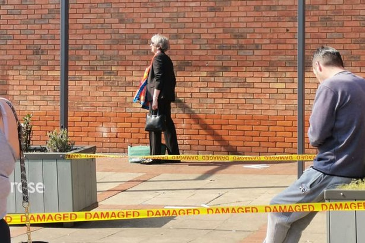 লাইনে দাঁড়িয়ে পণ্য কিনলেন থেরেসা মে