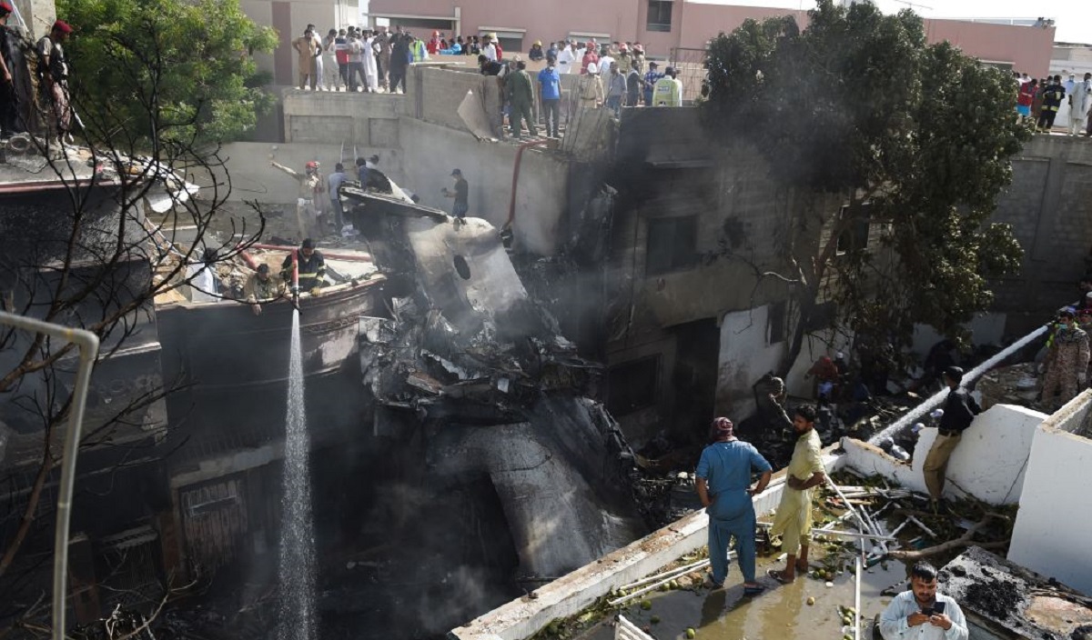 পাকিস্তানে বিমান দুর্ঘটনায় ৯৭ জনের মৃত্যু, অলৌলিকভাবে বেঁচে গেলেন দু’জন