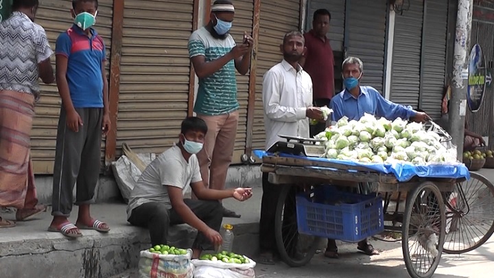 রংপুরে লকডাউন: দোকানের সাটার নামিয়ে চলছে চা বিক্রি