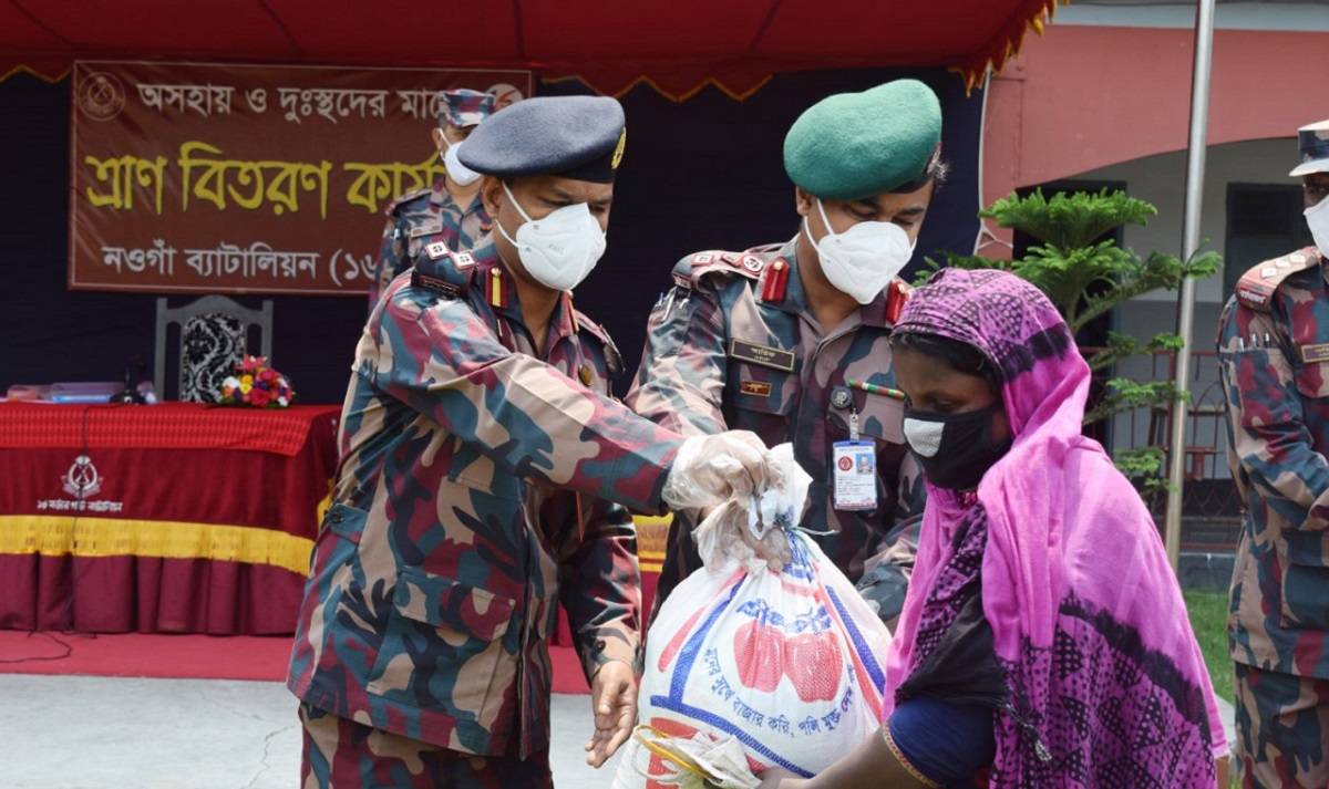 নওগাঁয় বিজিবি’র খাদ্য সামগ্রী বিতরণ